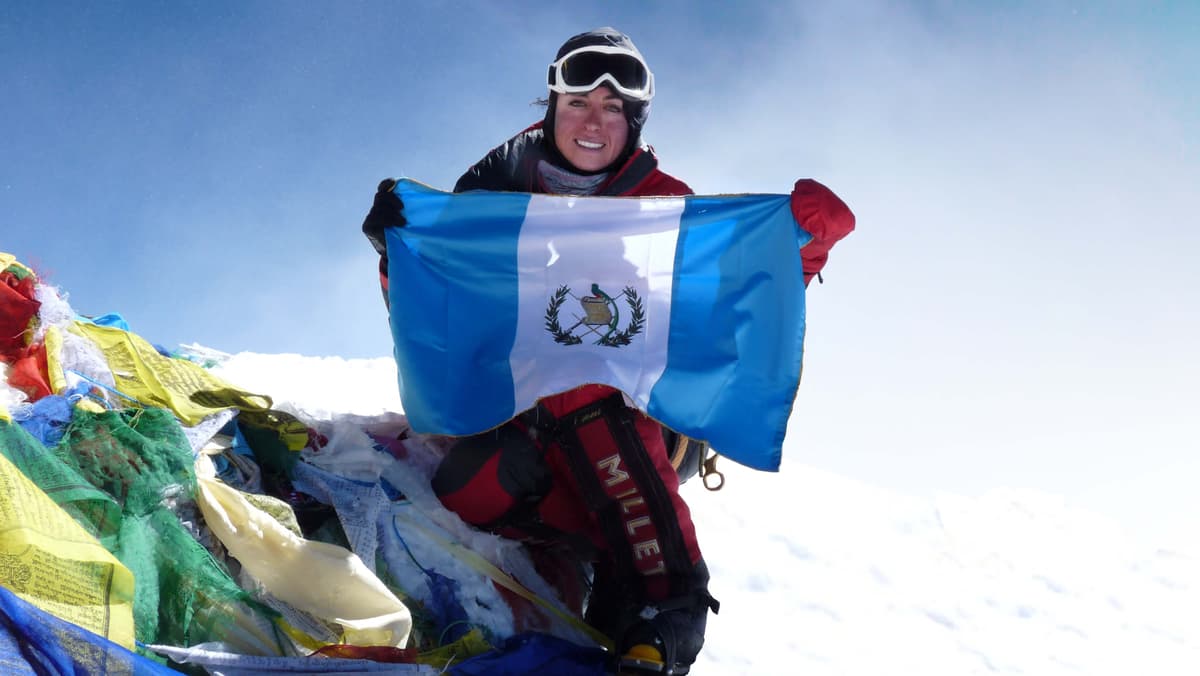 Andrea Cardona summit Everest with Guatemalan flag